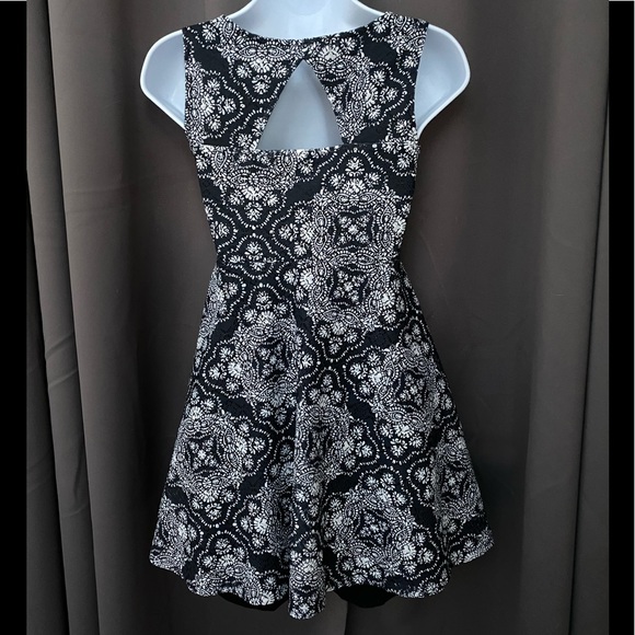 Girls dress - Picture 2 of 4